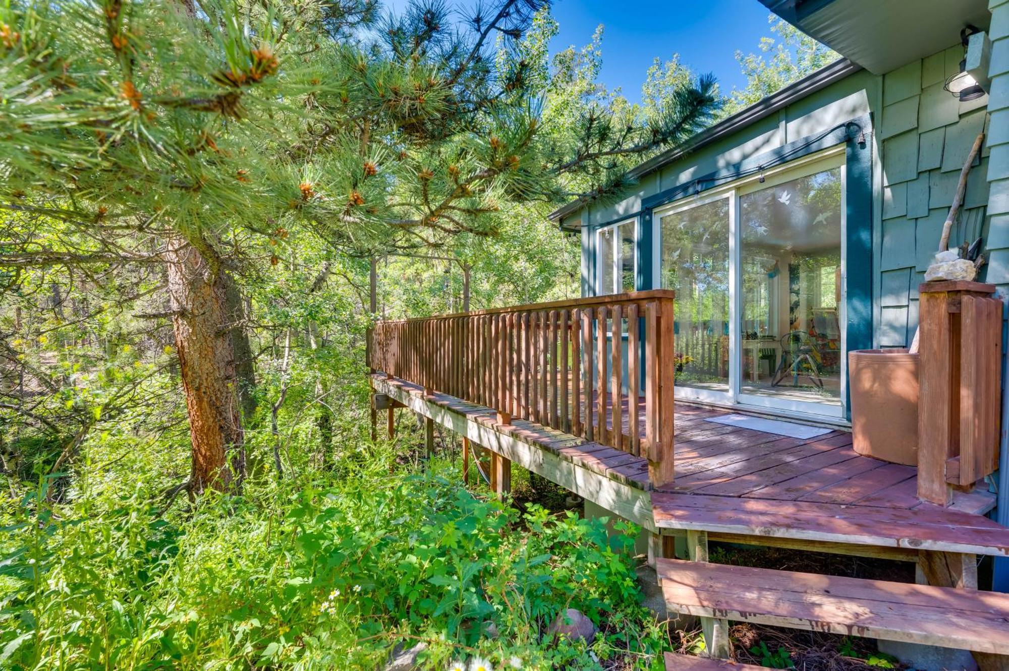 Stunning Golden Home With Deck About 35 Mi To Denver! Екстериор снимка